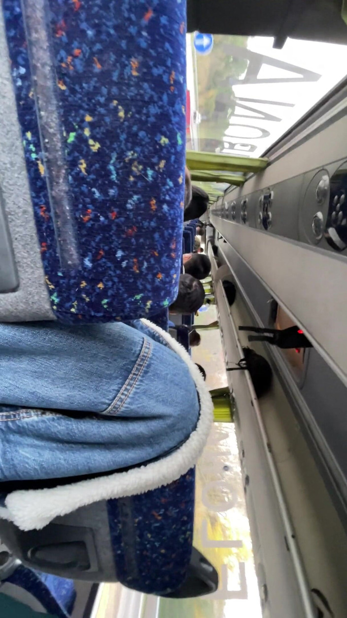 SlipCouple: Aftrekken in de bus en met de zweep geslagen op...