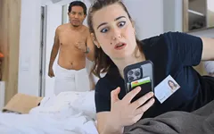 Latijnse jongen drukt hotelmeid onder druk omdat ze zijn mobiele telefoon probeert te stelen.