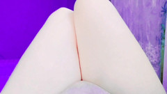 Kitty_Cross: Femboy tuyệt đẹp nâng cánh tay để sửa chữa mái tóc lộn...