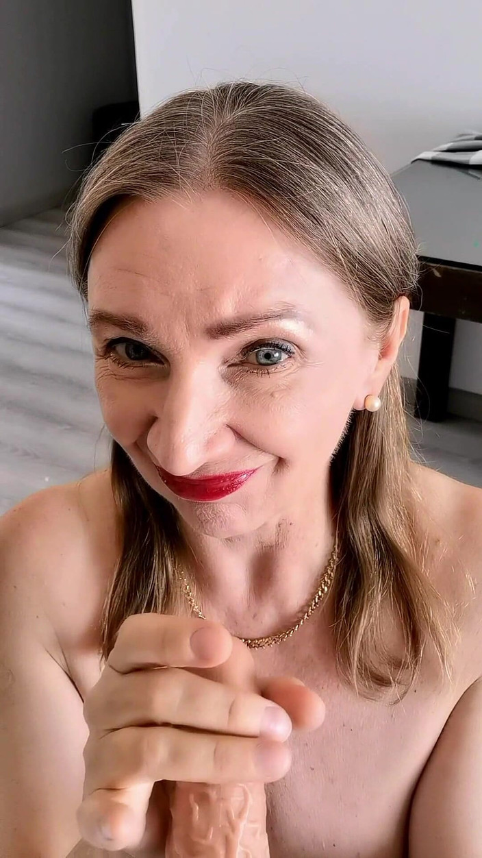 MariaOld: 熟女秘书勾引她的老板