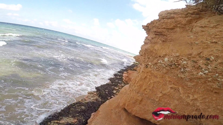 Miriam Prado: Un couple amateur baise sur une plage et il jouit...
