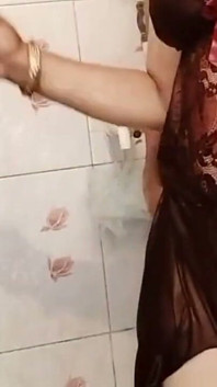 Desi nouvellement mariées se font baiser dans la salle de bain