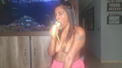 domslutfucker: 赤裸上身的印度女郎在香蕉上吮吸和深喉时挤压她的胸部