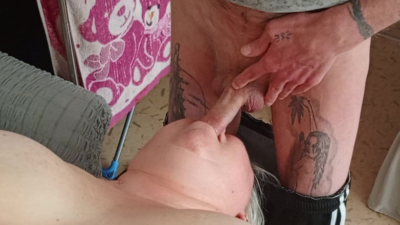 Zona901: Tvrdě šukám svou macechu do pusy a naplňuji ji spermatem