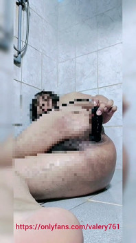 Mujer Trans Colombiana, Empieza a Expandirse El Culo Con Un Juguete Anal.