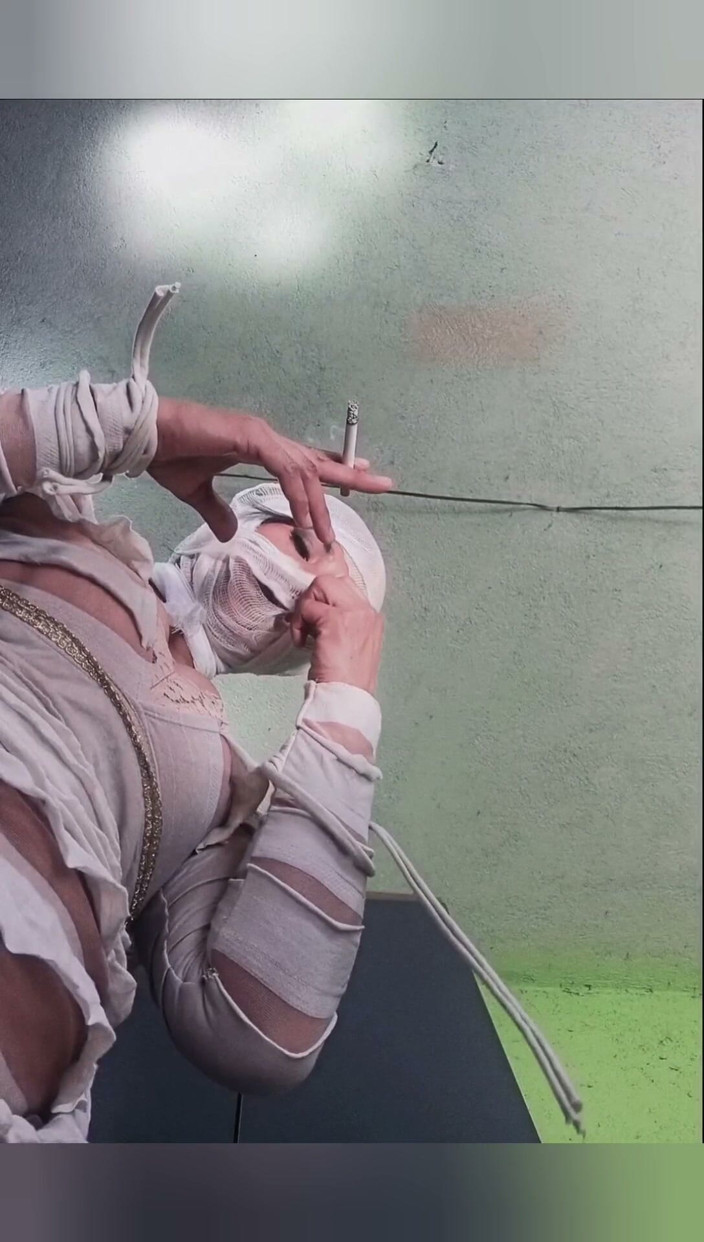 Casia Castro: Halloween Mummy Facesitting - Count to 10 While I Smoke