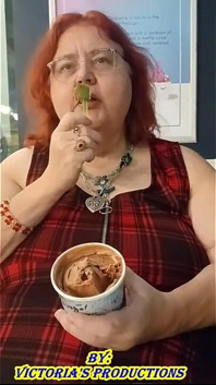 Asistenta Vicki Mănâncă Aici Prânzul și apoi savurează niște înghețată delicioasă
