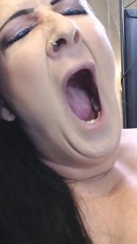 Milf Yawning bertelanjang atas Anna