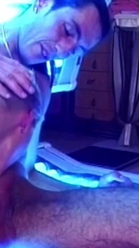 Trio dans un lit bronzé, salope blonde dévorée et double baisée