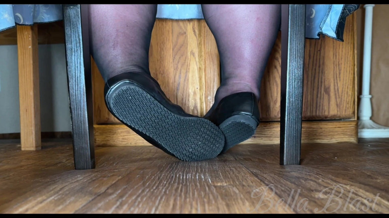 BellaBlast: 내 의자 아래 : 냄새 나는 스타킹과 신발 : 전리품 벨라 폭발에 의해 사무실에서 큰 발