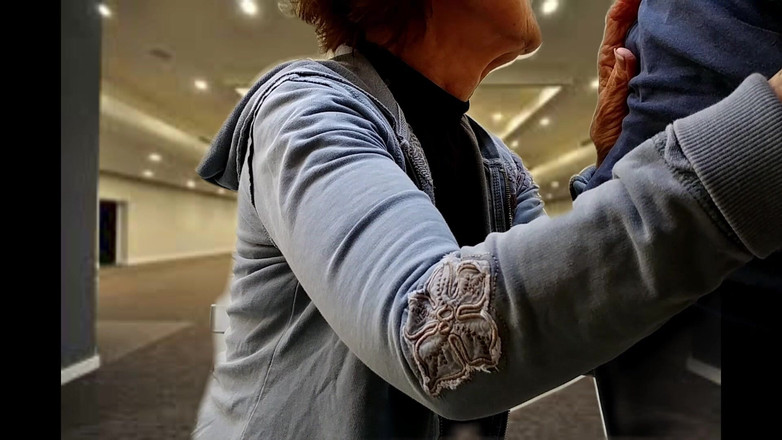 Cock Sucking Granny: 日本人のおばあちゃんは大きな白いチンポをしゃぶるのを楽しんでいます