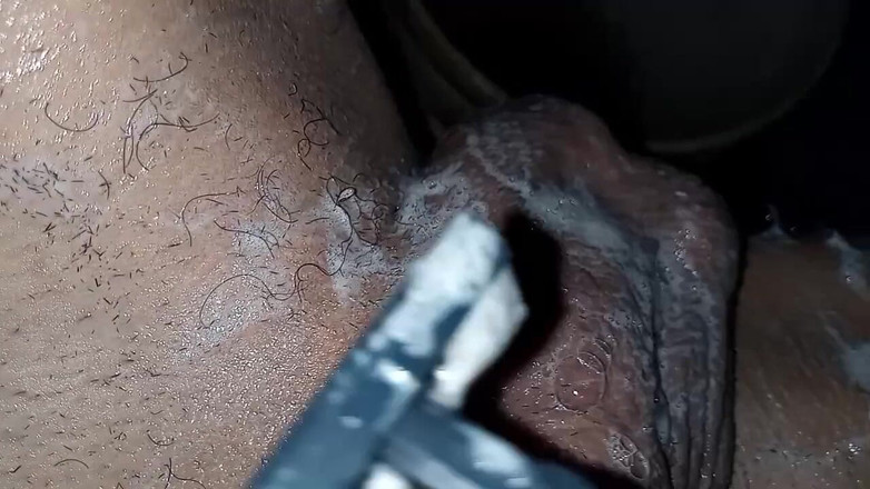 Cute boy jerks off: ゲイの男がお尻とペニスを剃り、その後シャワーで自慰をする