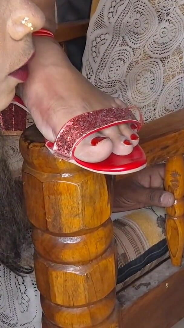 Indiansissychubby: Sclav Efeminat Care Mă Servește