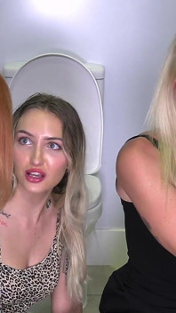 Des filles sexy découvrent le gloryhole