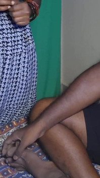 मेरी सौतेली मम्मी अपनी चूत को गीला करने के लिए मेरे लंड को छूती है।