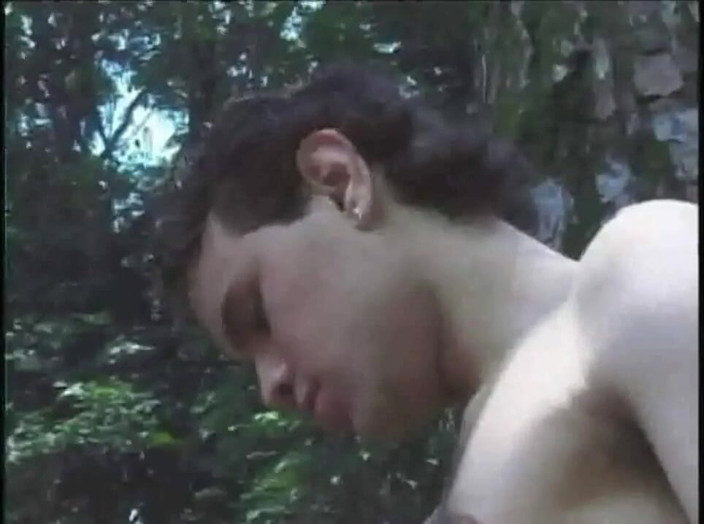 Shemale videos: Une trans latina se fait baiser directement dans la forêt
