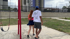 LILY_PUP: Potkávám znuděného cizince v parku, zvu ji do svého bytu,...