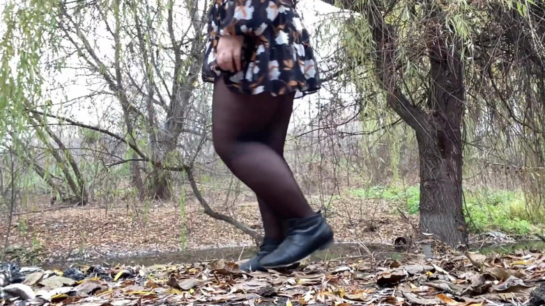 OurFetishLife: Tchýně čůrá zezadu ve světlých letních šatech