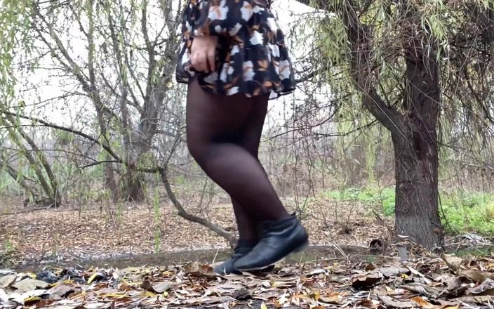 OurFetishLife: Soacra se pișă pe la spate într-o rochie de vară ușoară