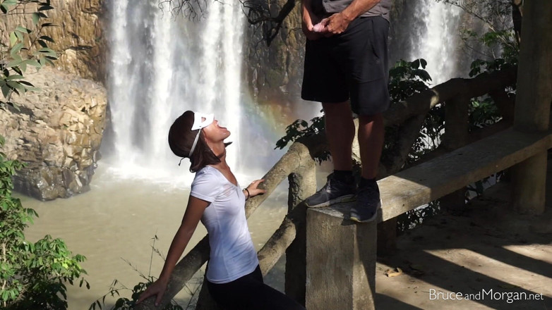 Bruce-and-Morgan: Zoveel pissen en klaarkomen bij de waterval