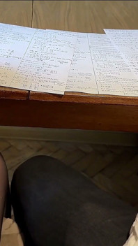 Żegnaj, matematyka i college!! Kolega z klasy dał mi ręczną robotę pod stołem w ostatnim dniu college'u