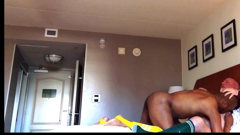 Kennie Jai: Kennie jai从教练那里得到按摩