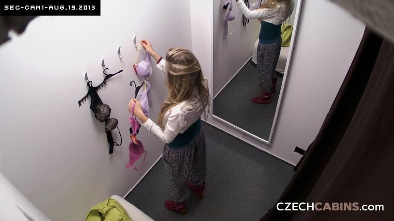 Czech Cabins: Tcheco Cabins 72: Magrinha loira tira roupa - cada movimento na câmera