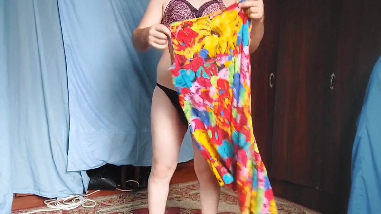 Kitty_Cross: Üvey kız kardeş kırmızı mini etekli beyaz bacaklarla özel odasında aldatıyor