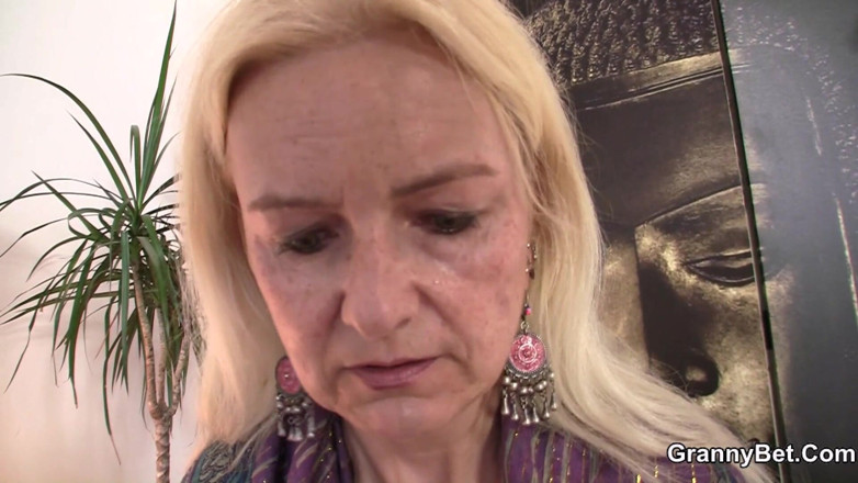 Granny Sluts: 占い師は脂肪ディックで幸運を取得します