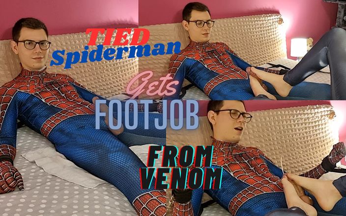 Italian Footjober&#039;s Kinky Hideout: Spiderman attaché reçoit un footjob par Venom