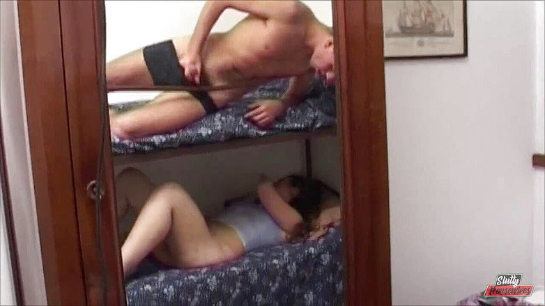 Vere Casalinghe Italia.: Emocionante masturbação de pau e buceta no mesmo quarto