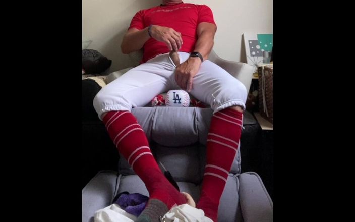 JockDad87: El jugador de béisbol Jockdad87 dispara una carga en engranaje...
