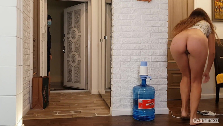 SweetButtocks: Kurye bir adamla külotsuz şaka