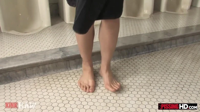 Pissing HD: Amber Rayne писает, 2 золотых душа и сосет 2 члена
