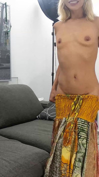 对于这个滑稽舞者来说，跛腿舞蹈是不够的，她想要鸡巴插入她成熟的阴户