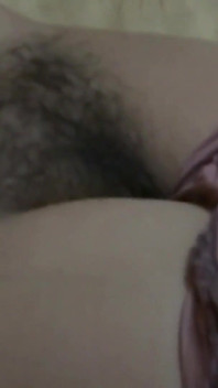 Adoro mostrarmi nuda e in lingerie davanti agli amici del mio figliastro, vogliono scoparmi