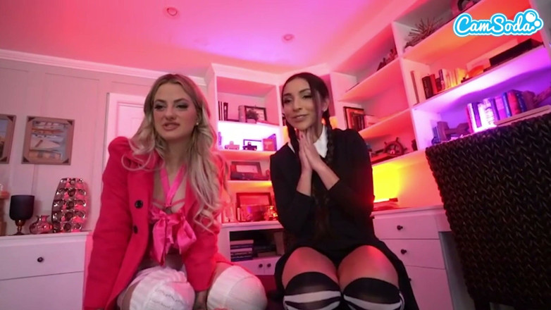 CamSoda: Wednesday Addams Et Sa Meilleure Amie Utilisent Plusieurs Jouets Pour...