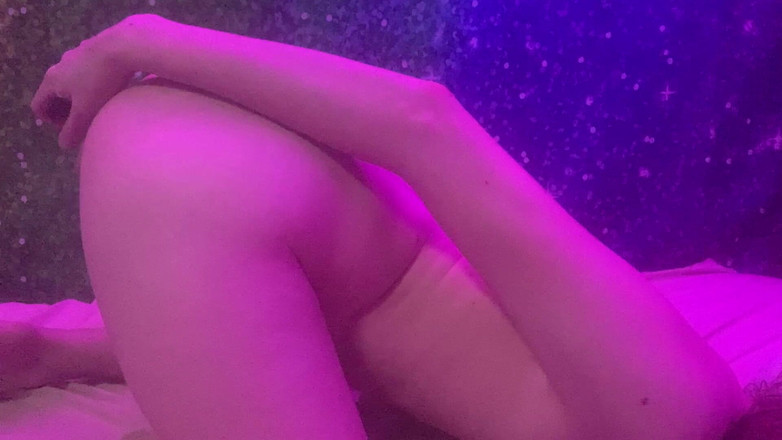 Brashen: Ragazza teenager scopa il dildo in profondità