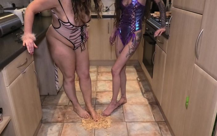 Catalia's lesbian filth: Sentado en mi pastel de cumpleaños