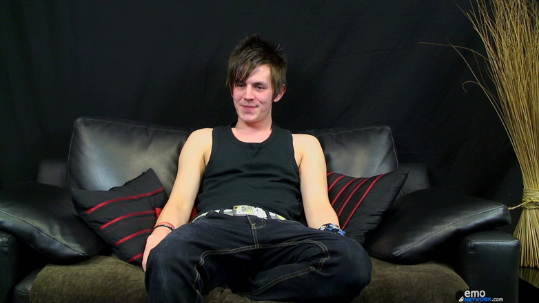 Homo Emo: Zackarry delivers the juice in his debut wank