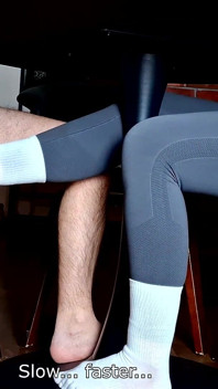 Footjob sub masă cu Huge în Chiloți