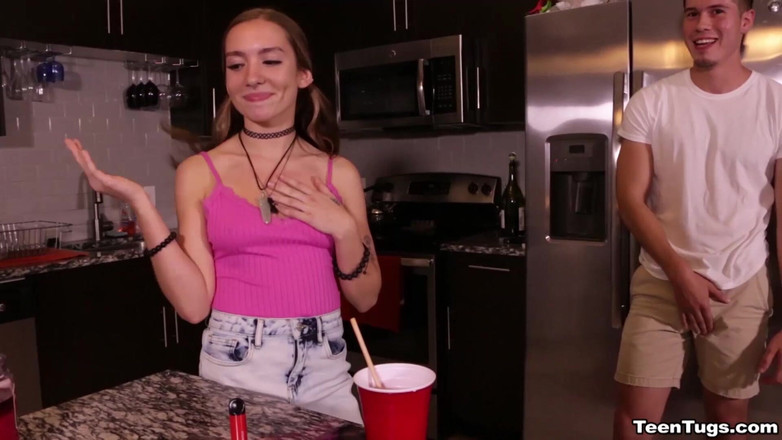 TeenTugs: Bailey Base üvey kardeşinin mutfakta döl patlamasını yutuyor