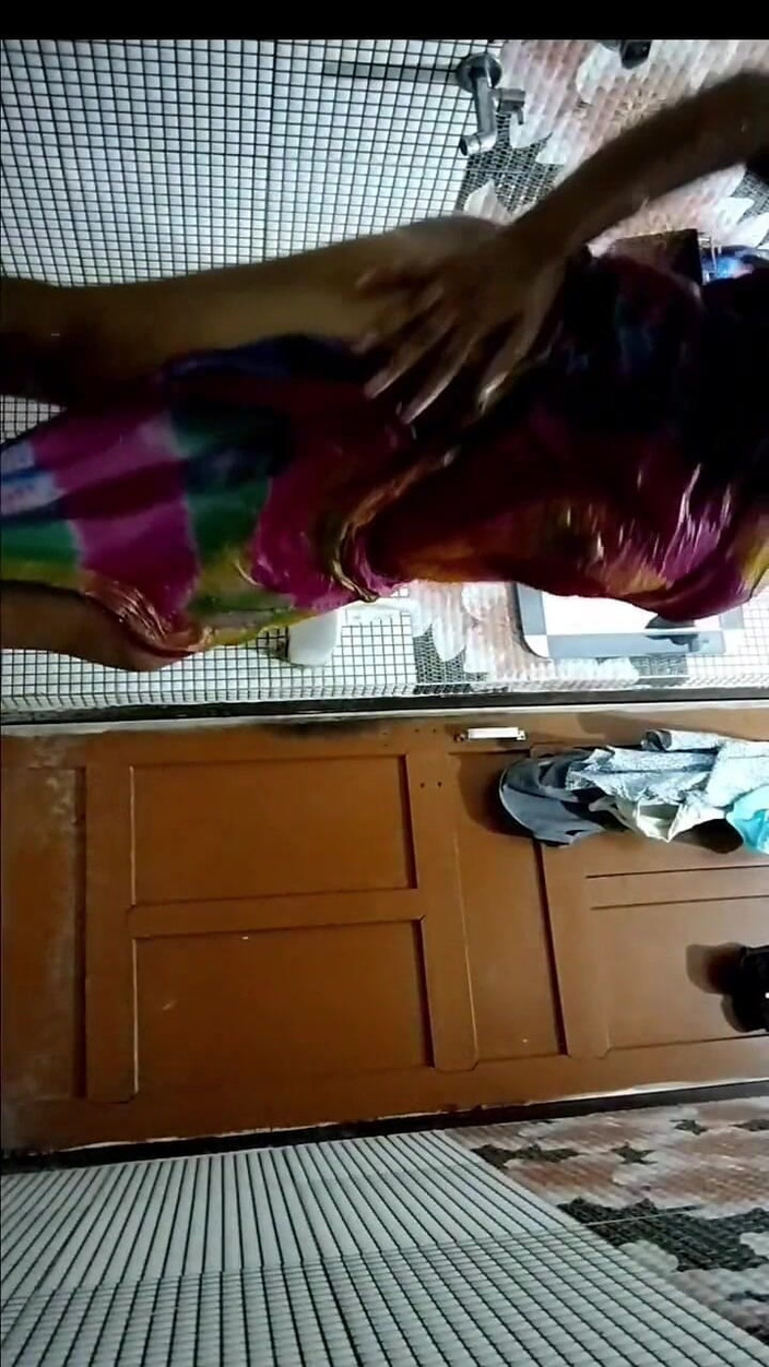 Desi shikha: India chica bañando enormes tetas y coño