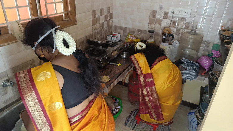 Pushpa porn: Casalinga con sorellastra che scopa in cucina