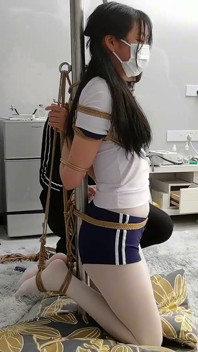 하얀 스타킹을 신은 여자친구는 밧줄로 철제 기둥에 묶여 있었고, 다리는 매달려 있었으며, 진동기가 온몸을 간질였다