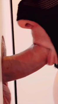 Han kom tillbaka hungrig - ung bondes feta kuk slog vid Gloryhole igen