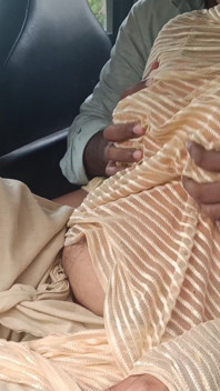 Romanticismo in auto con moglie amica