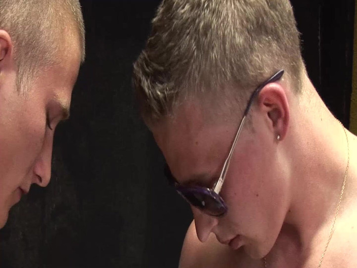 SEXUAL SIN GAY: कमबख्त लोग दृश्य 1: दो सहकर्मी एक दूसरे का हस्तमैथुन करते हैं जब तक कि वे एक दूसरे पर स्खलन नहीं करते