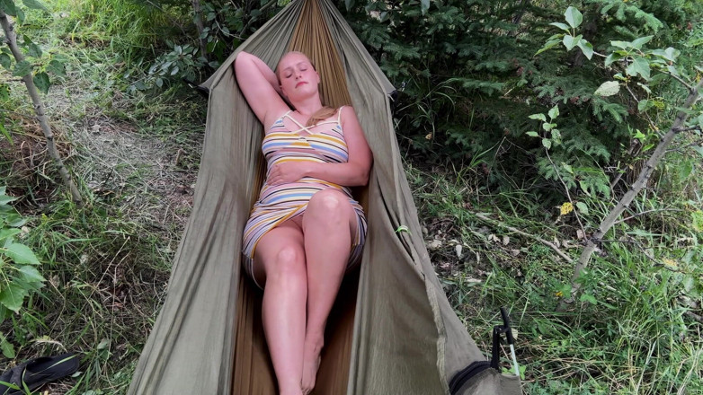 Nerdy Nympho: Geile blondine reibt ihre nasse muschi auf dem belebten Campingplatz