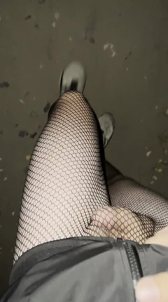 Passeggiata di notte in collant strada ravvicinata ragazzo esibizionismo no pantaloni 2